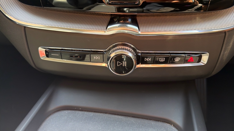 Volvo XC60 2.0 B4P Plus Dark 5dr Geartronic Petrol Estate - Image 43
