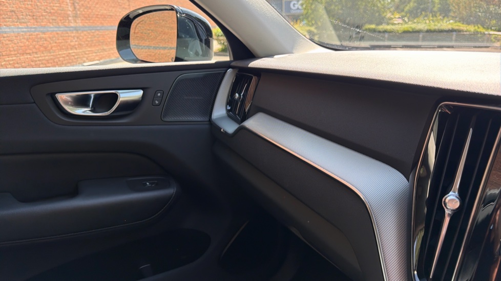 Volvo XC60 2.0 B4P Plus Dark 5dr Geartronic Petrol Estate - Image 48