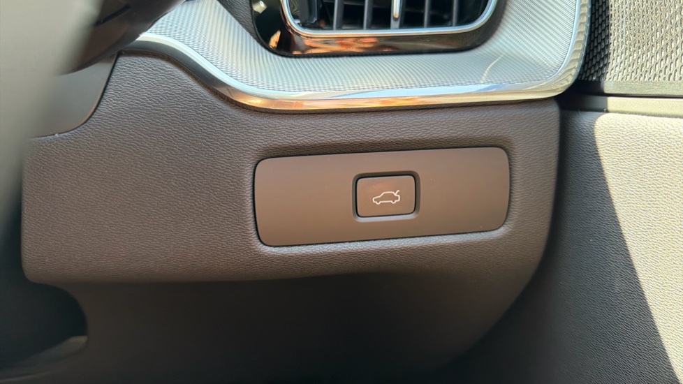 Volvo XC60 2.0 B4P Plus Dark 5dr Geartronic Petrol Estate - Image 49