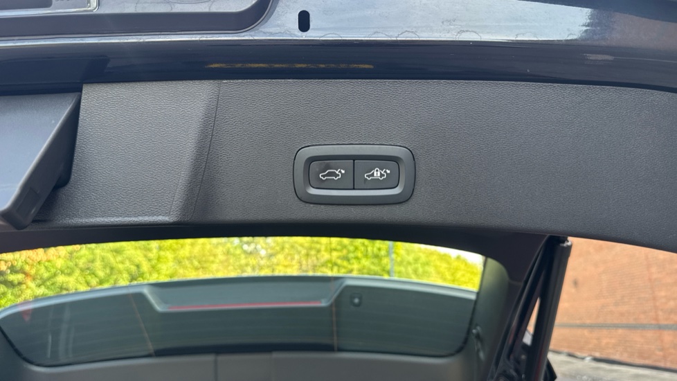 Volvo XC40 2.0 B3P Plus Dark 5dr Auto Petrol Estate - Image 18