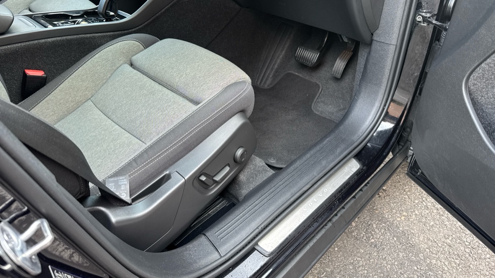 Volvo XC40 2.0 B3P Plus Dark 5dr Auto Petrol Estate - Image 33