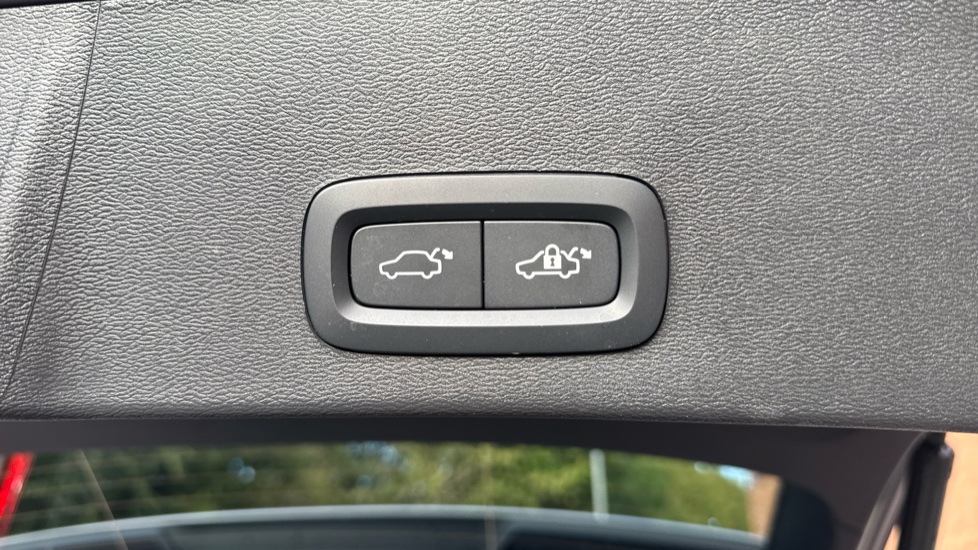 Volvo XC40 2.0 B3P Plus Dark 5dr Auto Petrol Estate - Image 17