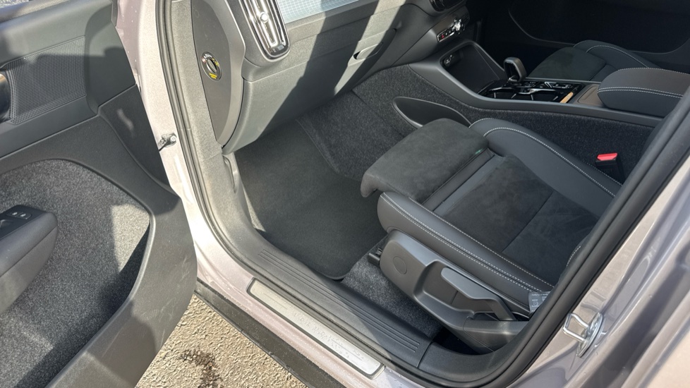 Volvo XC40 2.0 B3P Plus Dark 5dr Auto Petrol Estate - Image 28