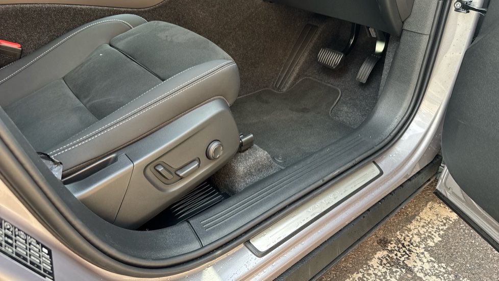 Volvo XC40 2.0 B3P Plus Dark 5dr Auto Petrol Estate - Image 29