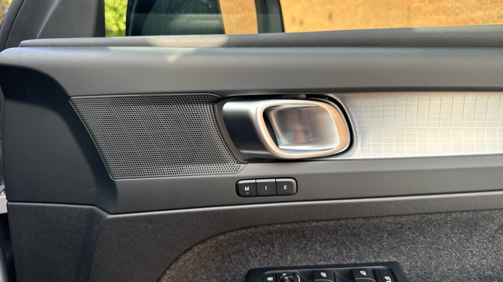 Volvo XC40 2.0 B3P Plus Dark 5dr Auto Petrol Estate - Image 30