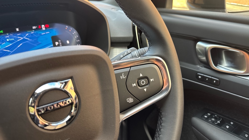 Volvo XC40 2.0 B3P Plus Dark 5dr Auto Petrol Estate - Image 33