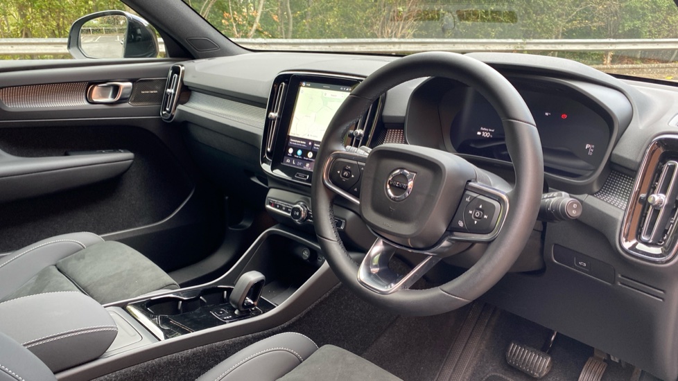 Volvo EX40 185kW Ext Range Ultra Black Edition 82kWh 5dr Auto Electric Estate - Image 4
