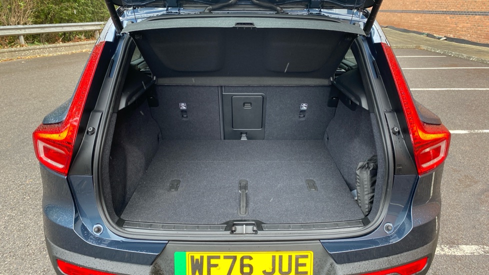 Volvo EX40 185kW Ext Range Ultra Black Edition 82kWh 5dr Auto Electric Estate - Image 13