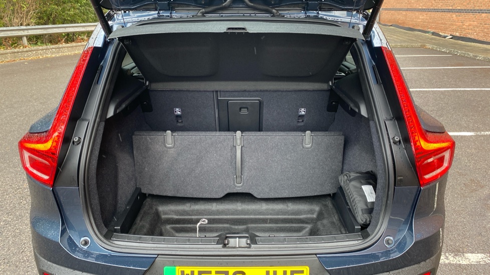 Volvo EX40 185kW Ext Range Ultra Black Edition 82kWh 5dr Auto Electric Estate - Image 15
