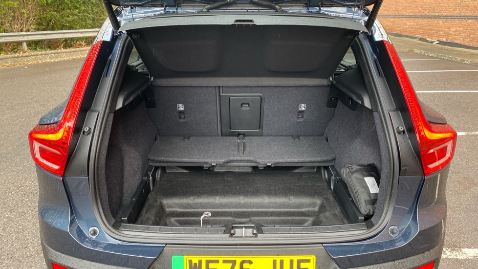 Volvo EX40 185kW Ext Range Ultra Black Edition 82kWh 5dr Auto Electric Estate - Image 16