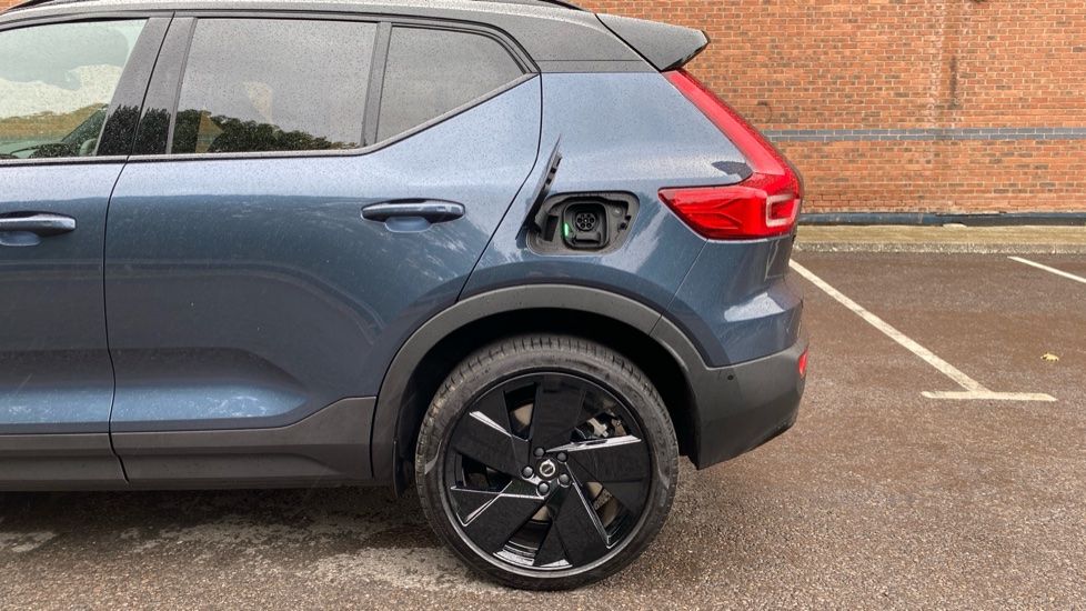 Volvo EX40 185kW Ext Range Ultra Black Edition 82kWh 5dr Auto Electric Estate - Image 19