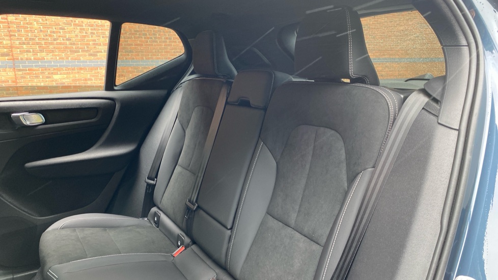 Volvo EX40 185kW Ext Range Ultra Black Edition 82kWh 5dr Auto Electric Estate - Image 24