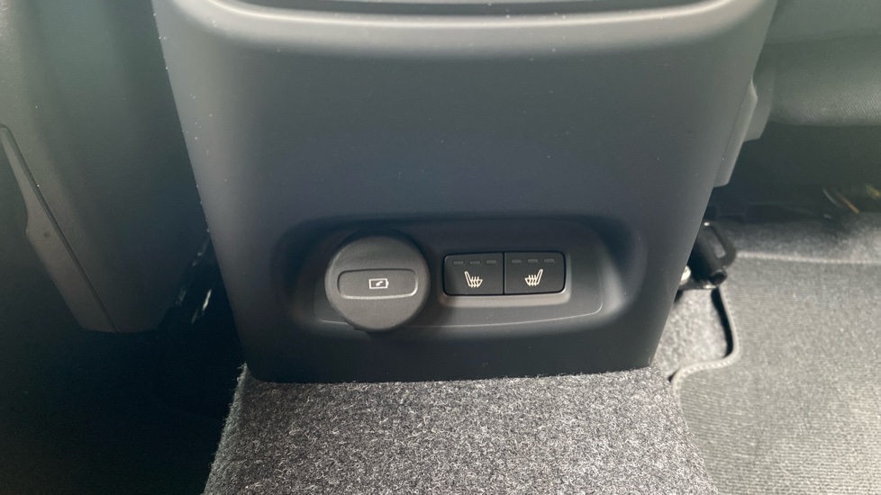 Volvo EX40 185kW Ext Range Ultra Black Edition 82kWh 5dr Auto Electric Estate - Image 25