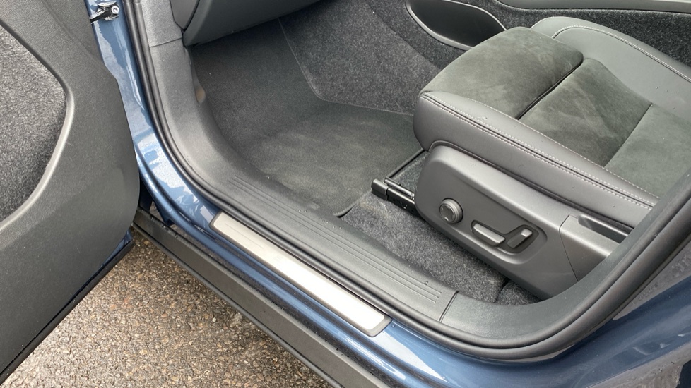 Volvo EX40 185kW Ext Range Ultra Black Edition 82kWh 5dr Auto Electric Estate - Image 28