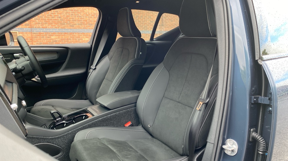 Volvo EX40 185kW Ext Range Ultra Black Edition 82kWh 5dr Auto Electric Estate - Image 29