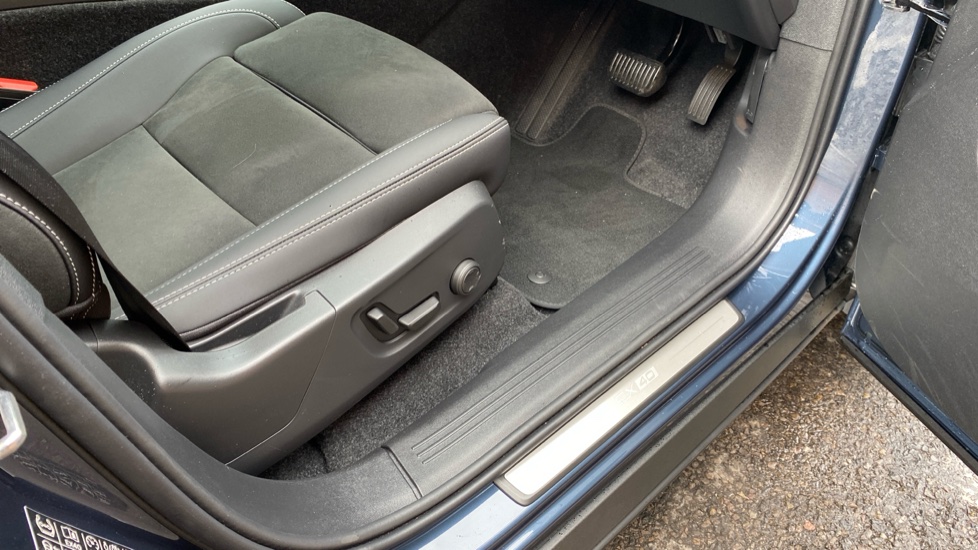 Volvo EX40 185kW Ext Range Ultra Black Edition 82kWh 5dr Auto Electric Estate - Image 32