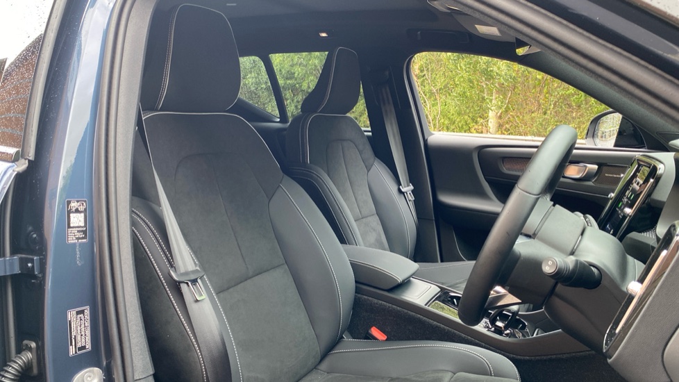Volvo EX40 185kW Ext Range Ultra Black Edition 82kWh 5dr Auto Electric Estate - Image 33