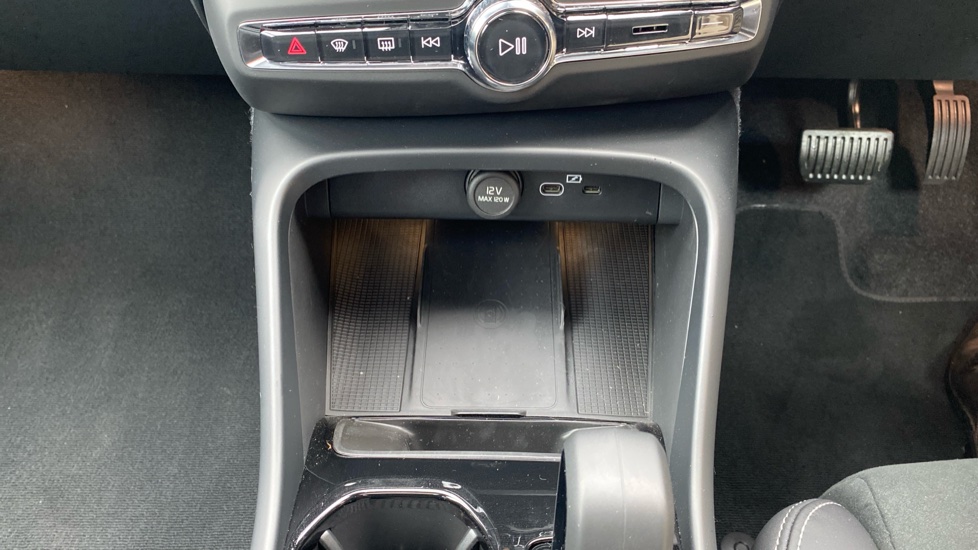 Volvo EX40 185kW Ext Range Ultra Black Edition 82kWh 5dr Auto Electric Estate - Image 46