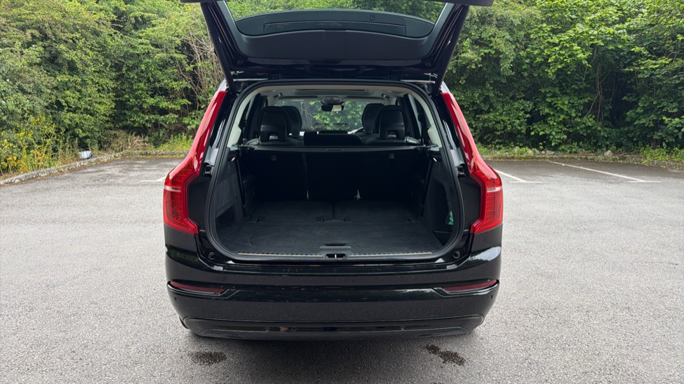 Volvo XC90 2.0 B5D [235] Plus Dark 5dr AWD Geartronic Diesel Estate - Image 13
