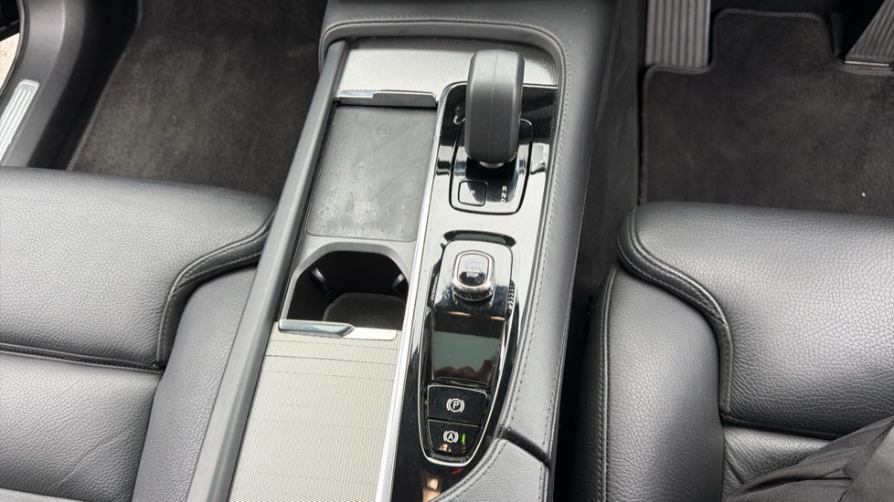 Volvo XC90 2.0 B5D [235] Plus Dark 5dr AWD Geartronic Diesel Estate - Image 26