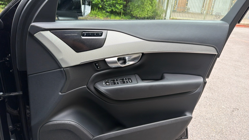 Volvo XC90 2.0 B5D [235] Plus Dark 5dr AWD Geartronic Diesel Estate - Image 29