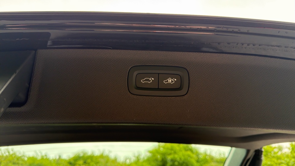 Volvo XC90 2.0 B5D [235] Plus Dark 5dr AWD Geartronic Diesel Estate - Image 35