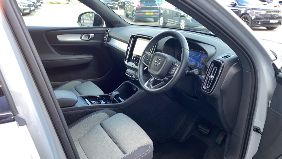 Volvo XC40 2.0 B3P Plus Dark 5dr Auto Petrol Estate - Image 4