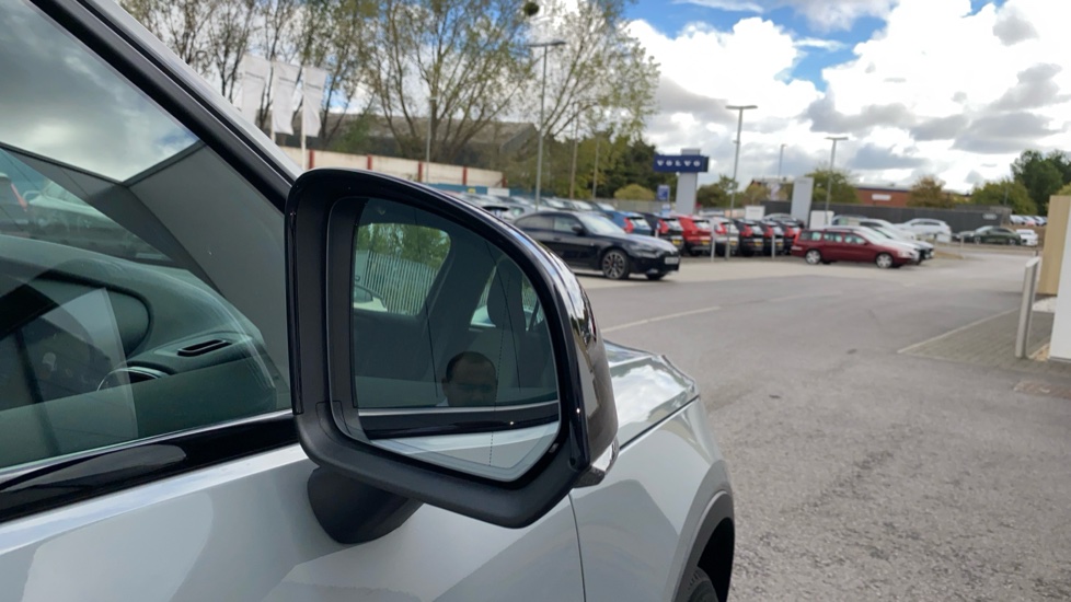 Volvo XC40 2.0 B3P Plus Dark 5dr Auto Petrol Estate - Image 28