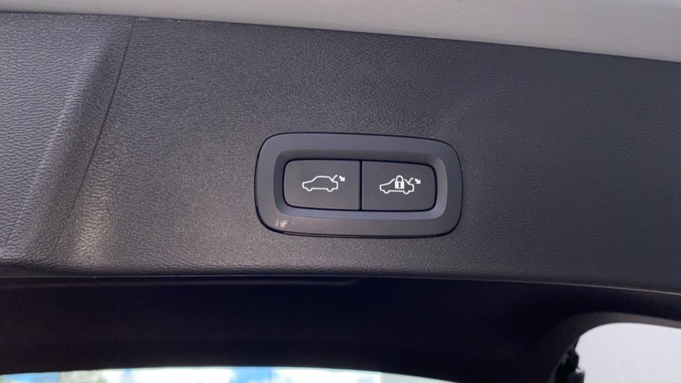 Volvo XC40 2.0 B3P Plus Dark 5dr Auto Petrol Estate - Image 31