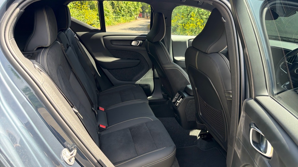 Volvo EX40 185kW Ext Range Plus Black Editon 82kWh 5dr Auto Electric Estate - Image 6