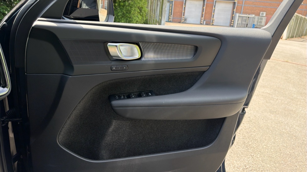 Volvo EX40 185kW Ext Range Plus Black Editon 82kWh 5dr Auto Electric Estate - Image 29