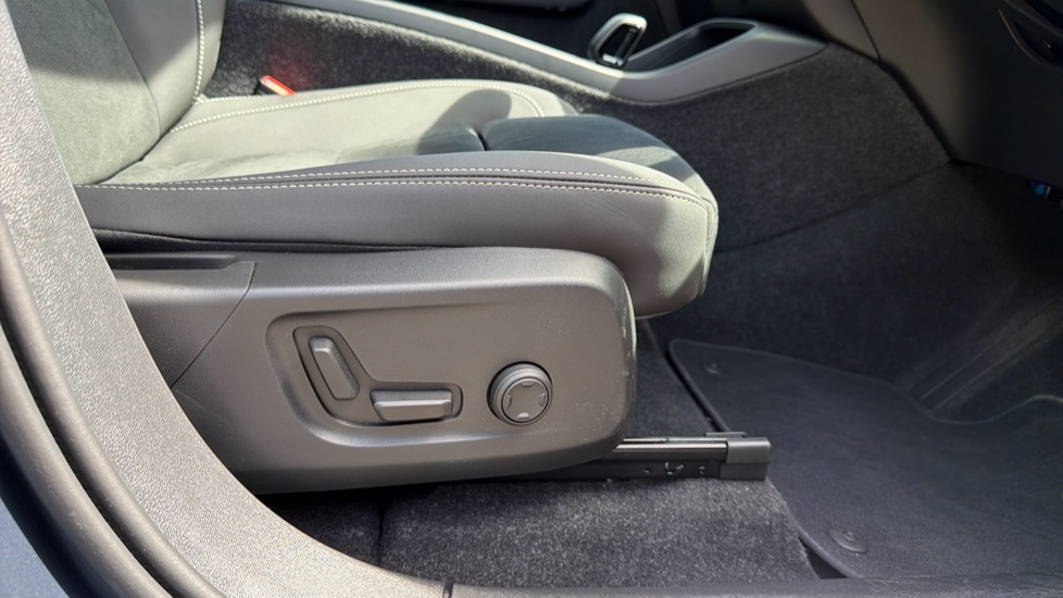 Volvo EX40 185kW Ext Range Plus Black Editon 82kWh 5dr Auto Electric Estate - Image 30