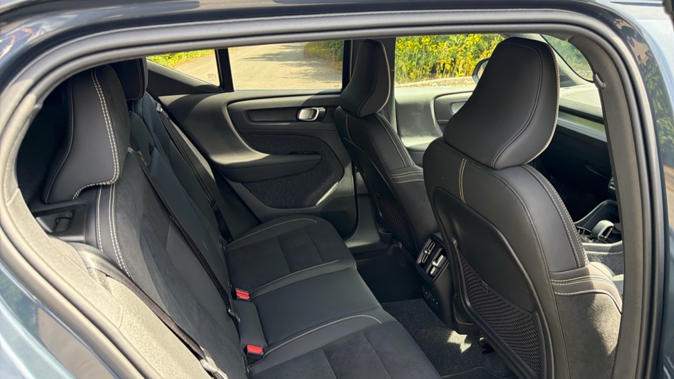 Volvo EX40 185kW Ext Range Plus Black Editon 82kWh 5dr Auto Electric Estate - Image 33