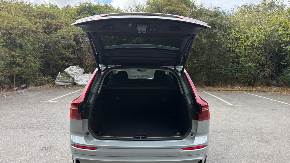 Volvo XC60 2.0 B5P Plus Dark 5dr AWD Geartronic Petrol Estate - Image 13