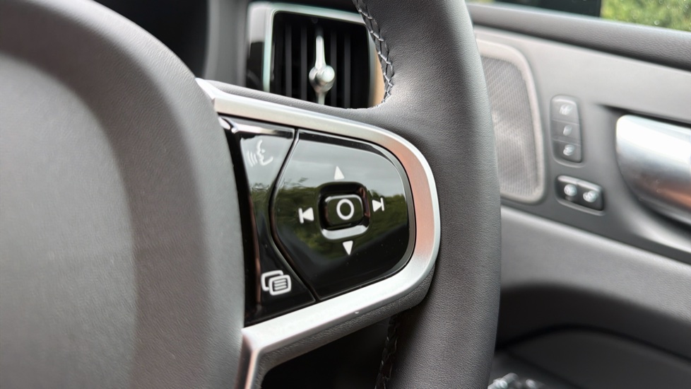 Volvo XC60 2.0 B5P Plus Dark 5dr AWD Geartronic Petrol Estate - Image 21