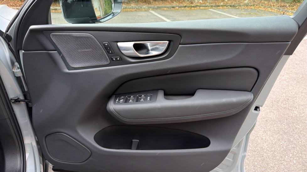 Volvo XC60 2.0 B5P Plus Dark 5dr AWD Geartronic Petrol Estate - Image 28