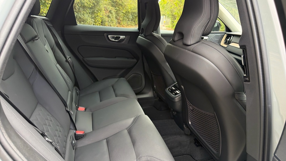 Volvo XC60 2.0 B5P Plus Dark 5dr AWD Geartronic Petrol Estate - Image 32