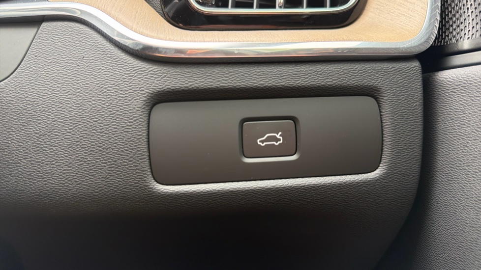 Volvo XC60 2.0 B5P Plus Dark 5dr AWD Geartronic Petrol Estate - Image 38