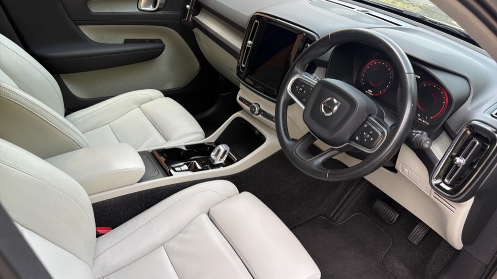 Volvo XC40 2.0 B4P Inscription Pro 5dr Auto Petrol Estate - Image 4