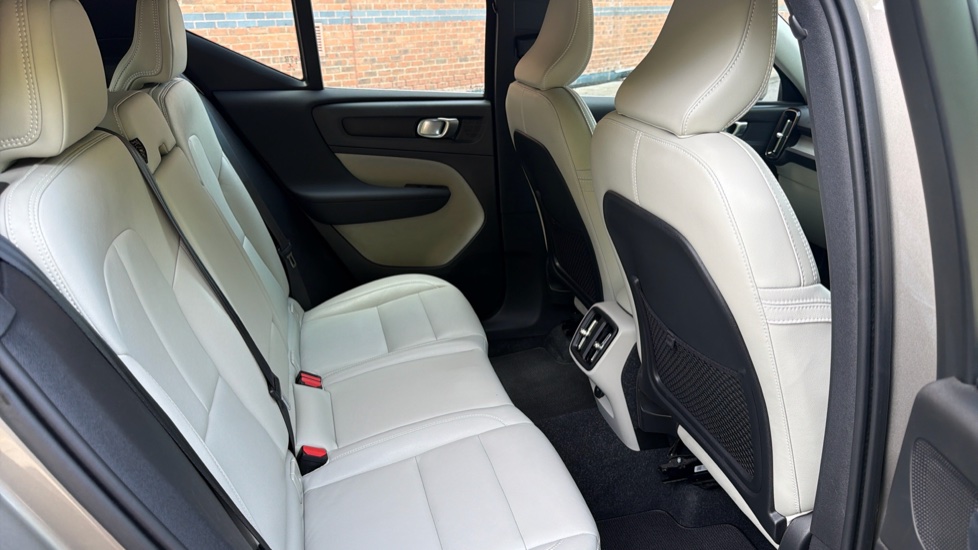 Volvo XC40 2.0 B4P Inscription Pro 5dr Auto Petrol Estate - Image 6