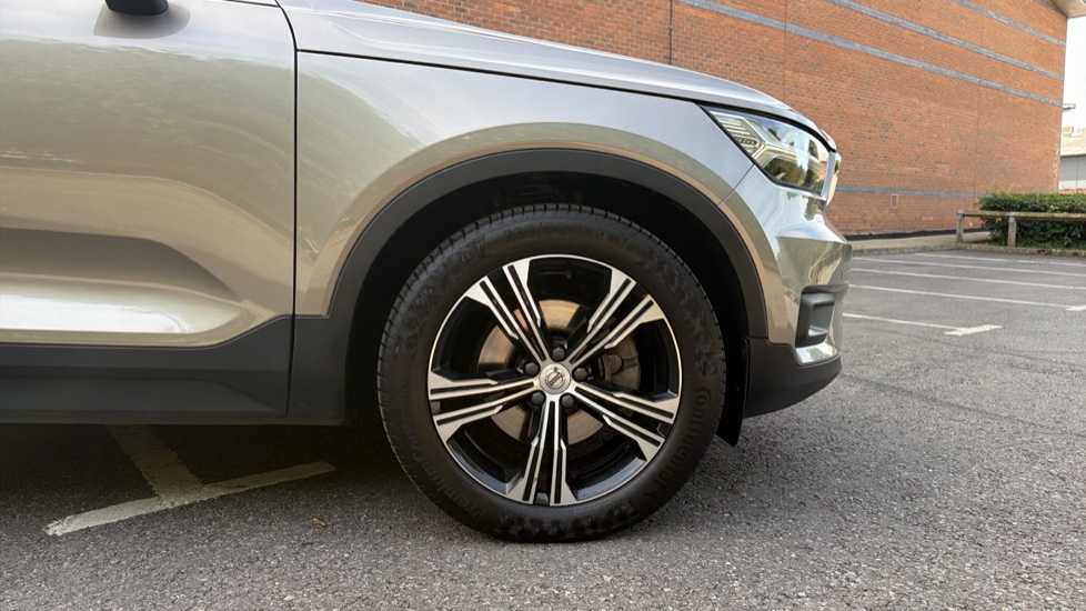 Volvo XC40 2.0 B4P Inscription Pro 5dr Auto Petrol Estate - Image 9