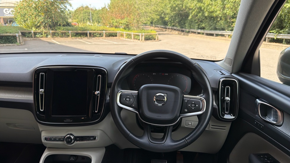 Volvo XC40 2.0 B4P Inscription Pro 5dr Auto Petrol Estate - Image 10