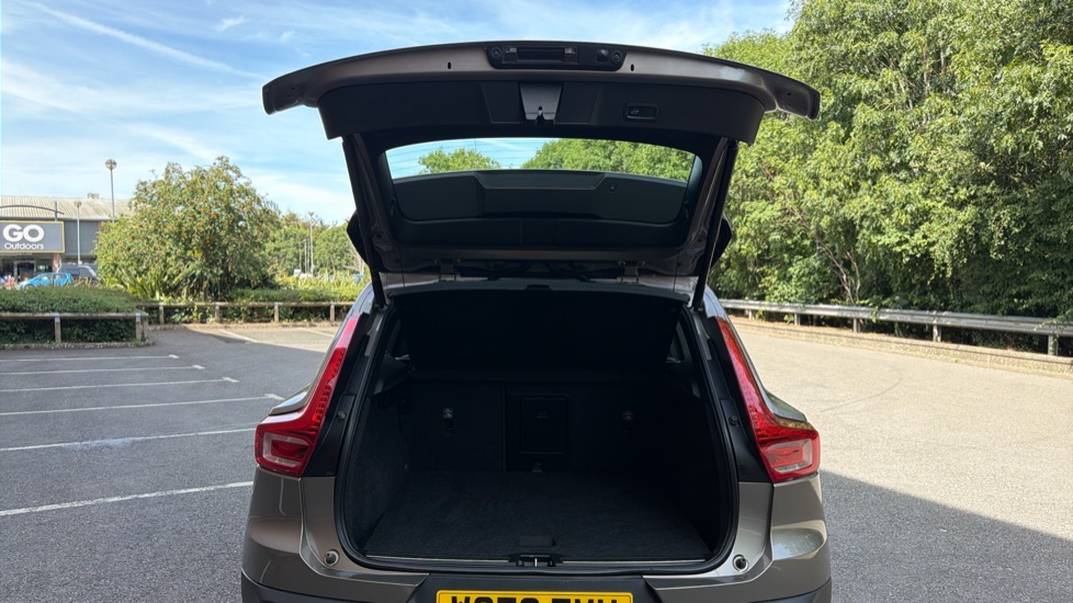 Volvo XC40 2.0 B4P Inscription Pro 5dr Auto Petrol Estate - Image 13