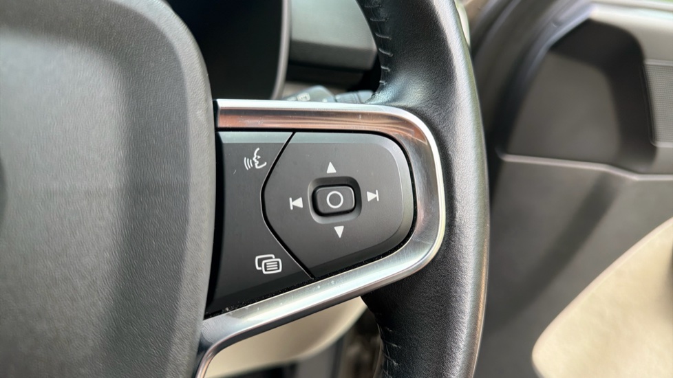 Volvo XC40 2.0 B4P Inscription Pro 5dr Auto Petrol Estate - Image 21