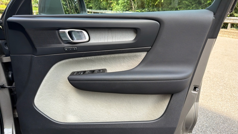 Volvo XC40 2.0 B4P Inscription Pro 5dr Auto Petrol Estate - Image 28