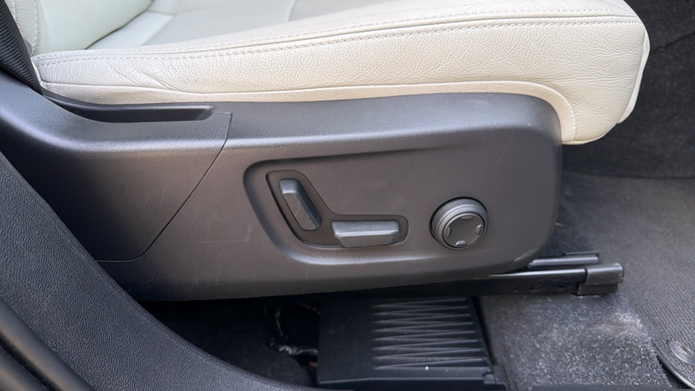 Volvo XC40 2.0 B4P Inscription Pro 5dr Auto Petrol Estate - Image 29