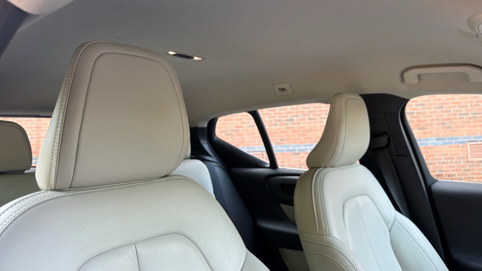 Volvo XC40 2.0 B4P Inscription Pro 5dr Auto Petrol Estate - Image 30