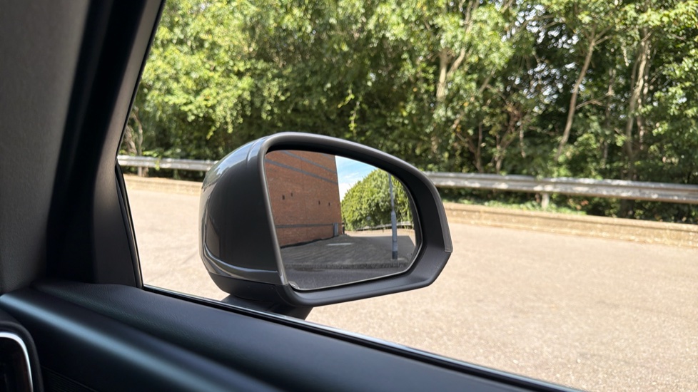 Volvo XC40 2.0 B4P Inscription Pro 5dr Auto Petrol Estate - Image 31