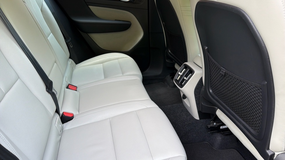 Volvo XC40 2.0 B4P Inscription Pro 5dr Auto Petrol Estate - Image 32