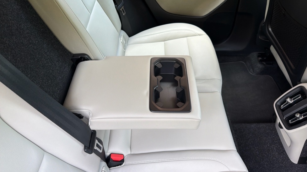 Volvo XC40 2.0 B4P Inscription Pro 5dr Auto Petrol Estate - Image 33